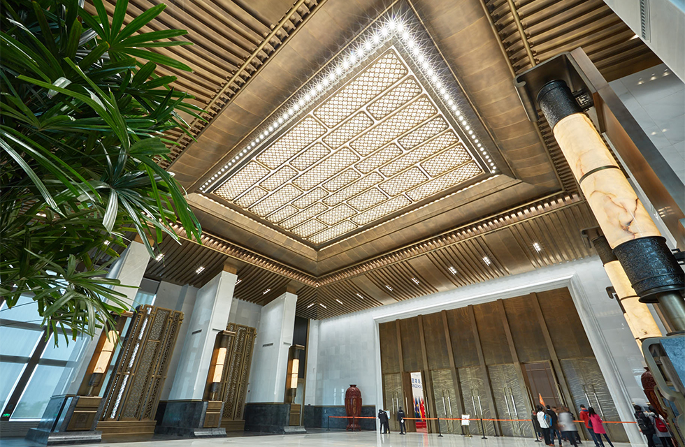 With the theme of "etiquette", the welcome hall forms a traditional Chinese courtyard-style space system through the three parts of the entrance corridor, welcome hall, and reception hall. Together, they are continued by the colonnade, forming a strong and continuous welcome sequence, conveying the message "Hospitality" that has lasted for thousands of years. Summit welcome area