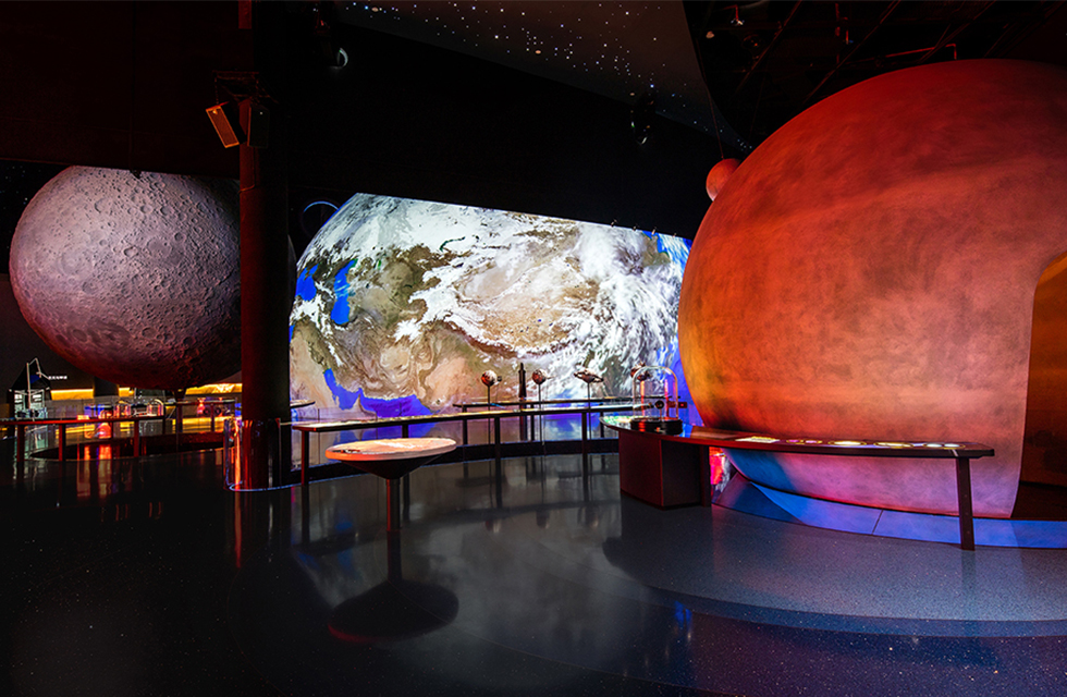Set off from your homeland and step into the bright starry sky, unfold the Milky Way around the "sun, moon and earth", gradually open up the vast universe, and understand the history and achievements of human exploration of the universe. The exhibition design organically integrates humanities and science, transforms profound astronomical theories into artistic forms, reveals the mysteries of celestial bodies and the universe in an entertaining and educational way, and brings the mysterious starry sky around you. Shanghai Astronomy Museum