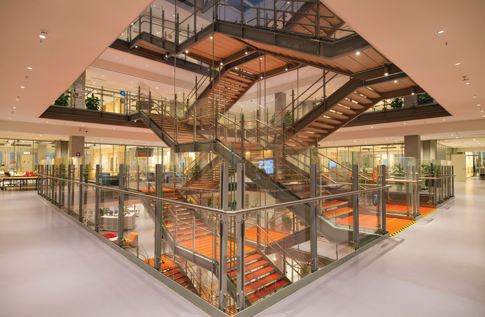 As one of the most important areas in the building, teaching rooms are located on the second to fifth floors. The square ceiling shines behind the silver-gray curtain wall columns. WAC ELANA PRO downlights are used in conjunction with PLANA PRO wall washers to illuminate the warm solid wood education wall. When night falls, some lighting continues to work, against the backdrop of the outer curtain wall. , the building exudes warmth and soft light from inside to outside. public corridor