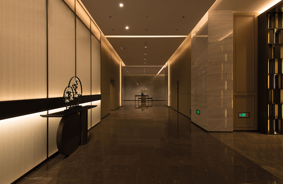 Here, the sense of sophistication is not piled up with bright colors and gorgeous furnishings, but soft, neutral, restrained and low-key. It is reflected in some details and permeates every detail of the guest's experience. public corridor
