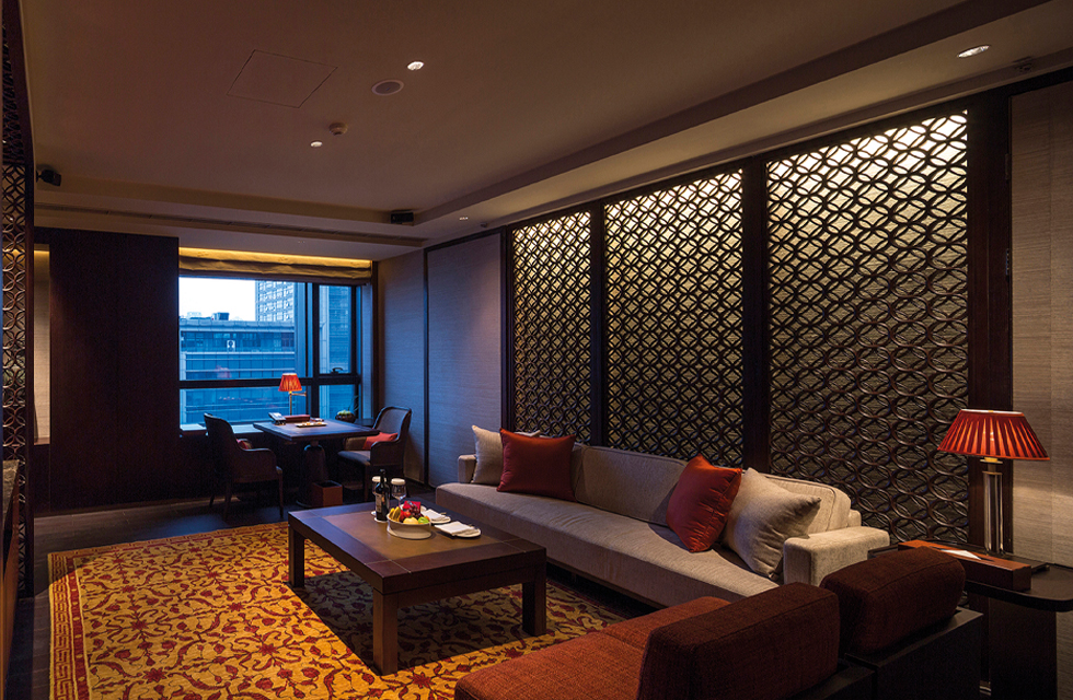 The lighting design of the guest room area pays special attention to friendly guest experience and comfortable living experience. The lighting scene in the bedroom is preset by the designer to meet the different situational needs of the residents. Touch the scene button marked "Soft" to open the curtains, and guests can enjoy the gorgeous night view of Hongya Cave on the other side of the Jialing River. It is worth mentioning that the lighting in all guest rooms and rest areas is also created by the ELANA Pro series. Its unique hidden light technology brings guests a tranquil and far-reaching experience. Guest room
