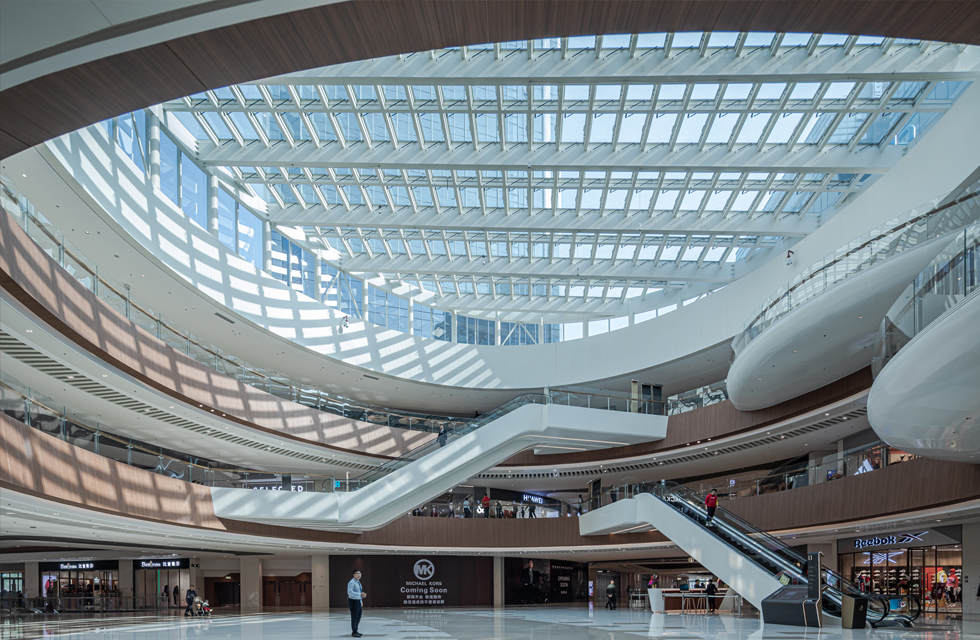 In order to play the huge role of lighting in commercial shopping malls and achieve the best results, lighting designers have put forward almost stringent requirements for the parameters of lighting fixtures, especially color temperature and color tolerance. WAC adheres to the concept of responsible lighting and provided high-quality lighting fixtures for the project, maximizing the commercial atmosphere that a commercial space should have, greatly improving the commercial value of goods, and truly playing the role of lighting in promoting commercial and economic development. Lobby