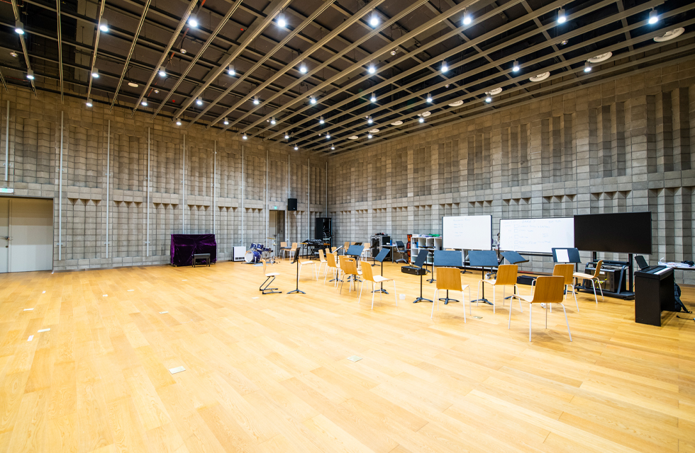 The combination of abundant natural light and spacious architectural space creates a vibrant and beautiful environment, which perfectly fits the school's modern education concept of innovation and exploration. concert hall