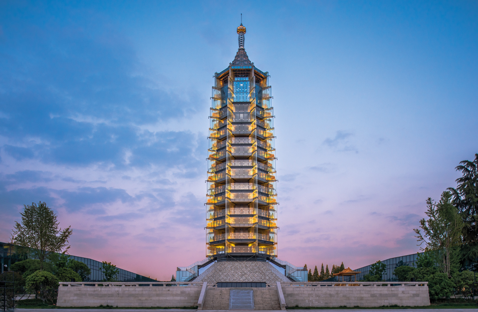 What we see now is a modern building that restores the ancient pagoda. The exterior is wrapped with a glass curtain wall. After nightfall, intelligent colorful LED lights change and illuminate the entire pagoda from the inside out. The glass curtain wall looks like glass against the backdrop of special lamps. So transparent, pure and dazzling. Nanjing Dabaoen Temple Glazed Pagoda