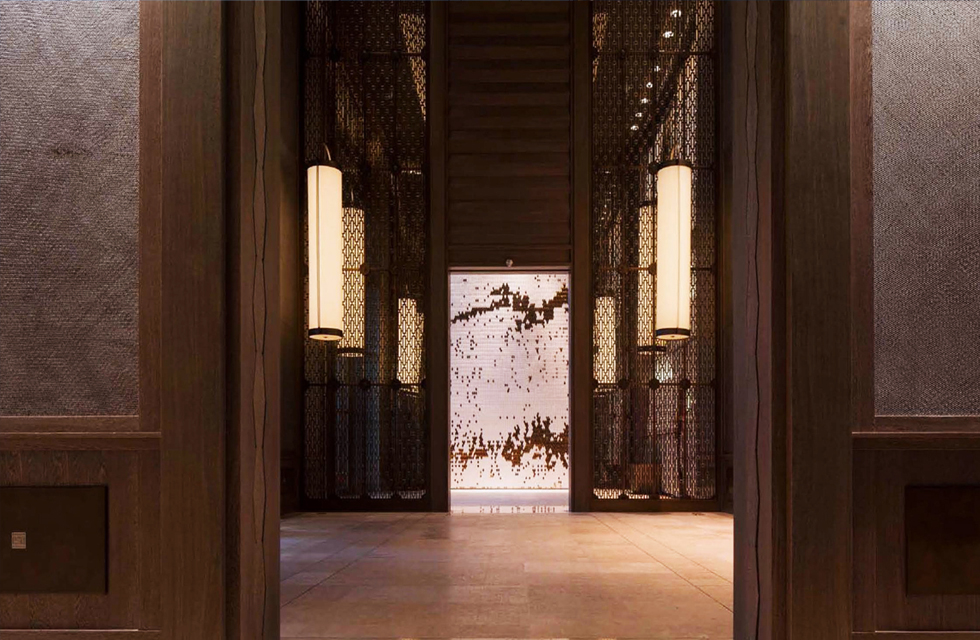 Entering the lobby, different functional areas are separated by traditional Chinese screens, and the contrast between light and dark creates a traditional sense of spatial order. Through the planning and arrangement of brightness throughout the space, the eyes naturally lead visitors into the depths of the house. Hotel lobby