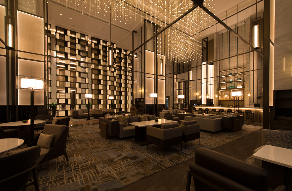 The hotel adopts the brand-new Marriott design, which reveals the fusion of Chinese charm and elegant art from the hotel decoration and other details. The high-ceiling lobby has an open space, bright light and soft colors. Every detail reflects the design intention. lobby