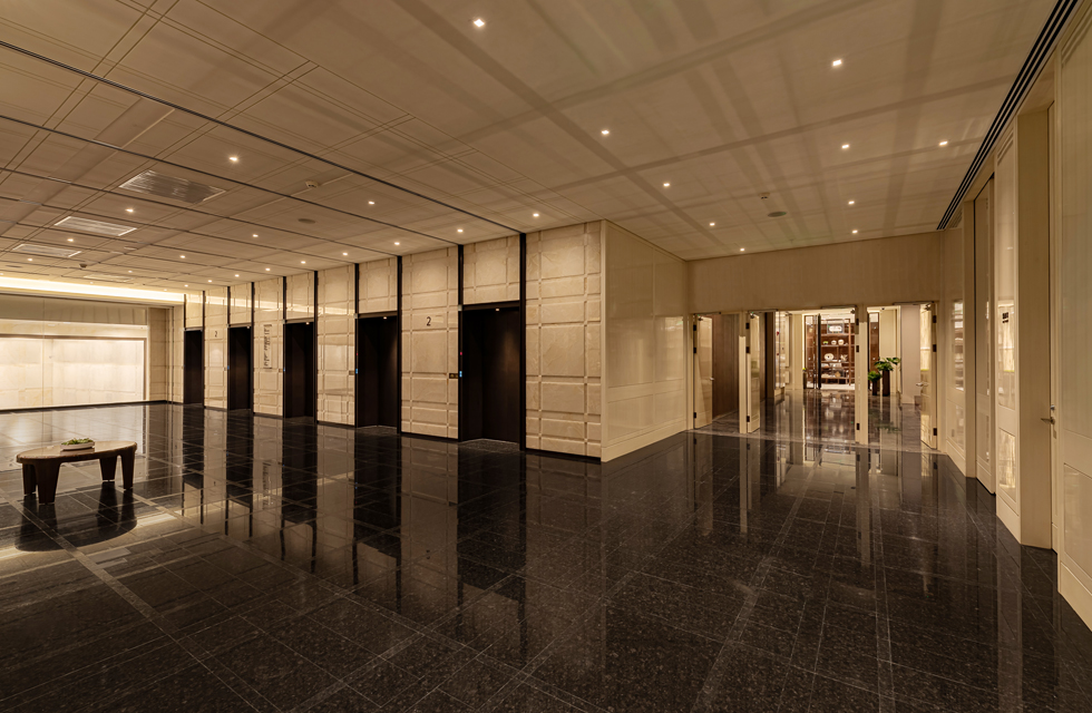 The ELANA II stepped anti-glare device creates a soft light environment, and the light echoes with the black marble on the ground. While consistent with the overall lighting design of the hotel, it meets the guiding needs without overpowering the guests. public corridor