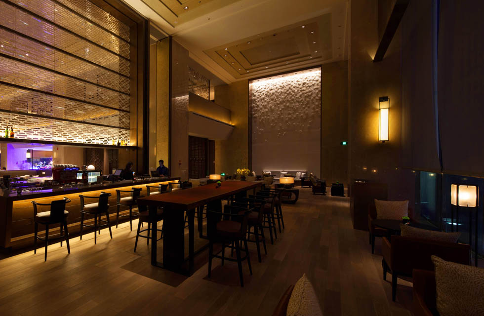 In order to meet the operational requirements of 8m floor height and adjustment of table placement, the lobby bar and all-day dining restaurant use state-of-the-art LED remote-controlled lamps. The light is accurately projected onto every tabletop, every piece of art, and every group of food display racks, whetting your appetite. At the same time, the energy consumption of the entire area has also been significantly reduced compared with traditional designs. Lobby Bar