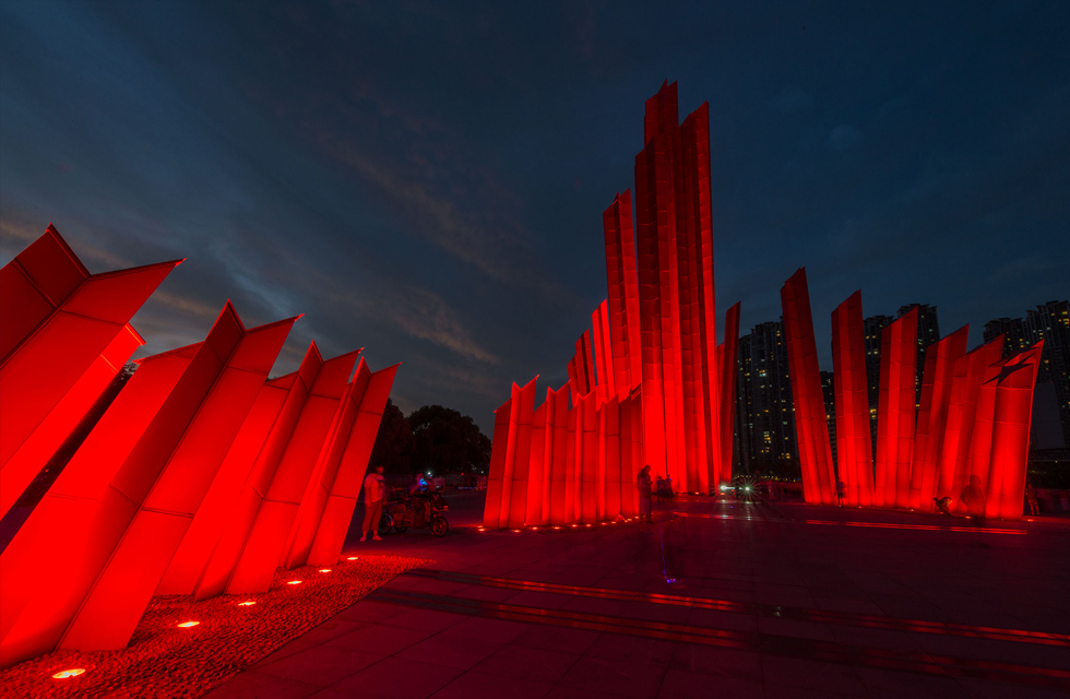 The different special-shaped structures and the Chinese red appearance are two major features of this building. This also determines that the project has extremely strict requirements on the light emission and color rendering of lamps. It is necessary to ensure that the illumination of each illuminated building is uniform and that the lamps The light and color properties are excellent to highlight the highly saturated Chinese red. The building is located in the center of the square, with many visitors coming and going. It is necessary to ensure the safety and visual comfort of visitors. At the same time, outdoor installation sites pose great challenges to the waterproofing, heat dissipation and structure of lamps. Nanjing River Crossing Victory Memorial Hall