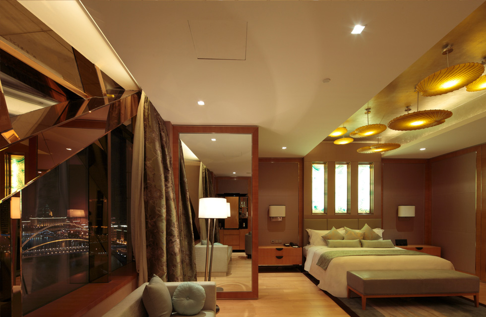 The double-headed spotlights and light strips used in the ceiling are embedded in each other with the top building of the steel structure, creating a spatial image of "fusion of light and scenery". It is also decorated with Chinese elements such as ceramics, orchids, tea bowls, and Han-style furniture to present a picturesque scene. Guest room