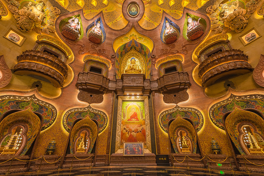 The theme of the Buddha Palace is the worship of Buddha's parietal bone relics. The exterior is divided into two parts: a large dome and a small dome, which contain unexpected offerings and internal offerings. The large dome is shaped like the Buddha's cassock covering the small dome, symbolizing the Buddha's immeasurable blessing. The lower part of the small dome is shaped like a lotus throne, and the upper part is shaped like a Mani pearl. The upper and lower parts are combined to form the sacred image of "a lotus holding a treasure". Nanjing Niushou Mountain Usnisa Palace