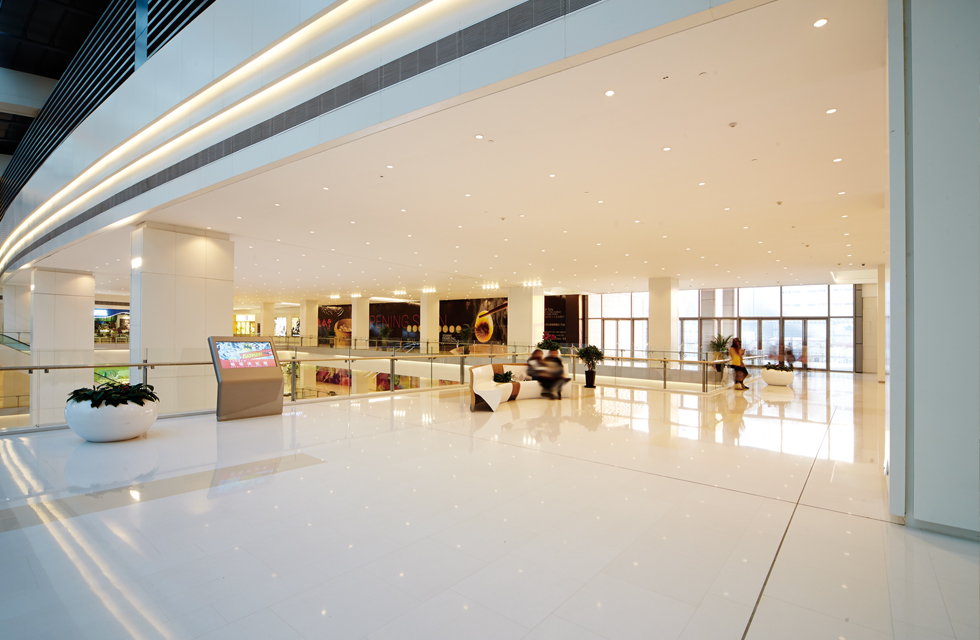 The embedded installation structure maintains the integration of the lamps and the architectural ceiling, and will not destroy the perfection of the suspended ceiling due to the setting of the lamps. LED light strips are another lighting product combination that works with downlights to provide overall lighting for shopping malls. They are orderly embedded in the moldings of ceilings, escalators, and shopping mall structural columns. They not only coordinate with overall lighting, but also play a role in space transformation and guiding passenger flow. Public area