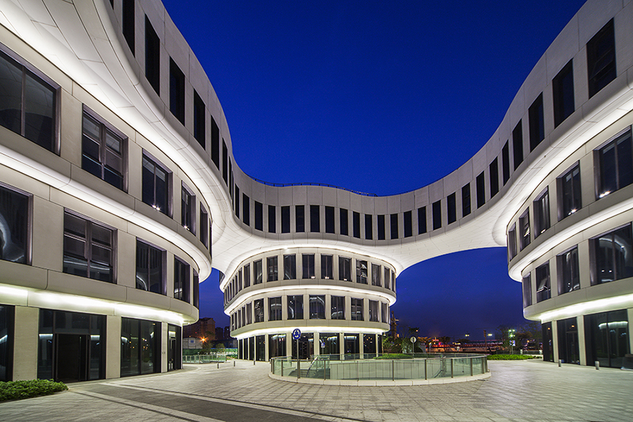 In order to present the night view of this bionic arc-shaped building with a sense of volume and power, WAC Lighting customized FUEGO Pro embedded grazing lights to meet the needs of uninterrupted and shadow-free lighting on the arc-shaped wall. The well-proportioned light produces a very clean and elegant effect on the surface of coarse-grained materials, which appropriately reflects the design concept of the building being close to people's hearts, comfortable and pleasant. Shanghai Hongqiao Xiexin Center