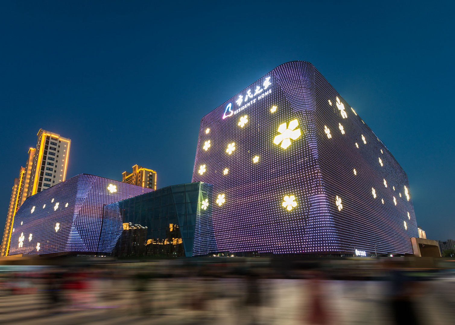 WAC customized point lights for Lishui Citizen Square to light up the city flowers. The dynamic landscape design with changing flower patterns and colors delights people's body and mind and drives away the fatigue of the day. Lishui Citizen Square