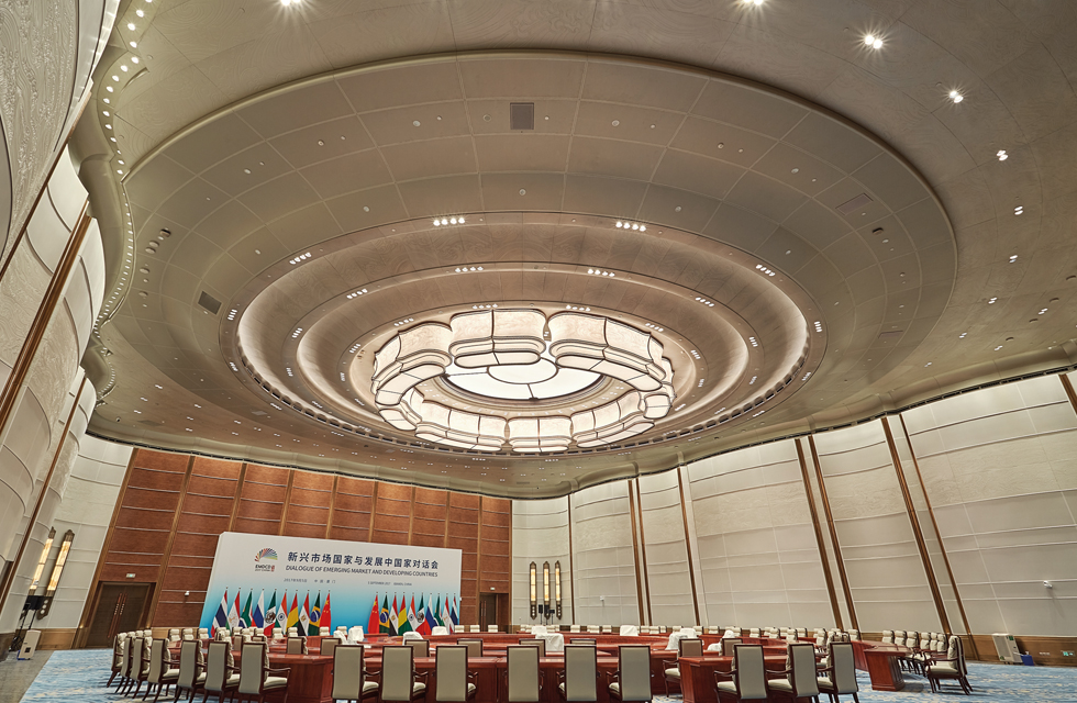 Xiamen International Convention Center adopts FALCON series track lights designed by WAC Lighting’s exclusive patented W-Module module system and PLANA PRO series 4-inch downlights with SUBROSA® invisible light technology. Excellent light output and ultimate anti-glare ensure that conferences and exhibitions Perfect lighting for the venue. Conference Hall