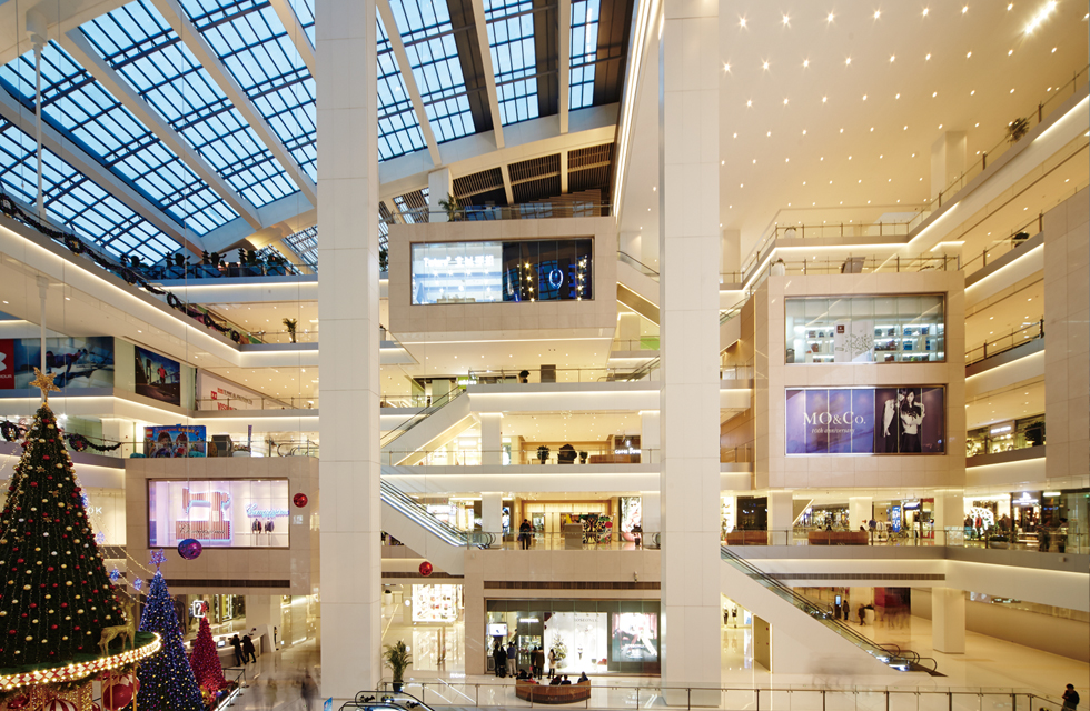 WAC Lighting provides Tianjin Henglong with modern and professional lighting solutions. WAC Lighting’s PLANA series downlights were chosen for ambient lighting, which play a leading role in the overall lighting. Large court