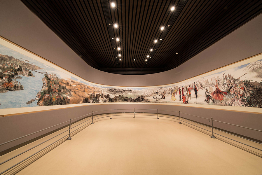 As the treasure of the Heilan Art Museum -《Ten Thousand Miles of the Yangtze River》is an art creation project with the theme of the Yangtze River, with a total length of 200 meters and a height of 1.5 meters. The Heilan Group cooperated with the Chinese Painting Society to organize more than 50 domestic The famous landscape painter traveled to more than 10 provinces and cities along the Yangtze River to collect styles on the spot, and it took a year to complete the creation. The painters used full enthusiasm and exquisite brushwork to depict the natural features and cultural landscapes of more than 6,000 kilometers in the Yangtze River Basin in the context of the new era, from the snowy mountains at the source to the plateau oases, from the Three Gorges of the Yangtze River to the Jianghan Plain, from Suzhou gardens to the estuary of the East China Sea. , Jiangyin elements such as Jiangyin Yangtze River Bridge and Heilan Group Pegasus Tower are also vividly displayed in the painting. How to clearly present the details of the giant scroll to visitors while allowing them to feel the majesty and grandeur of the thousands-mile scroll is a big challenge. Hailan Art Museum