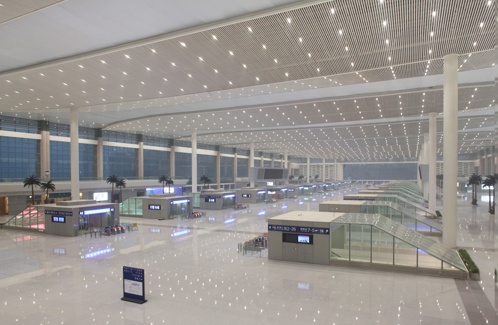 The Chengdu East Railway Station covers an area of approximately 1,306 acres. The station is 2.9 kilometers long from north to south and 520 meters wide from east to west. The station area is divided from west to east into three parts: the west square, the station and the east square. The total construction area of the station is approximately 220,000 square meters, including station buildings, column-free canopies and elevated road platforms. Waiting room