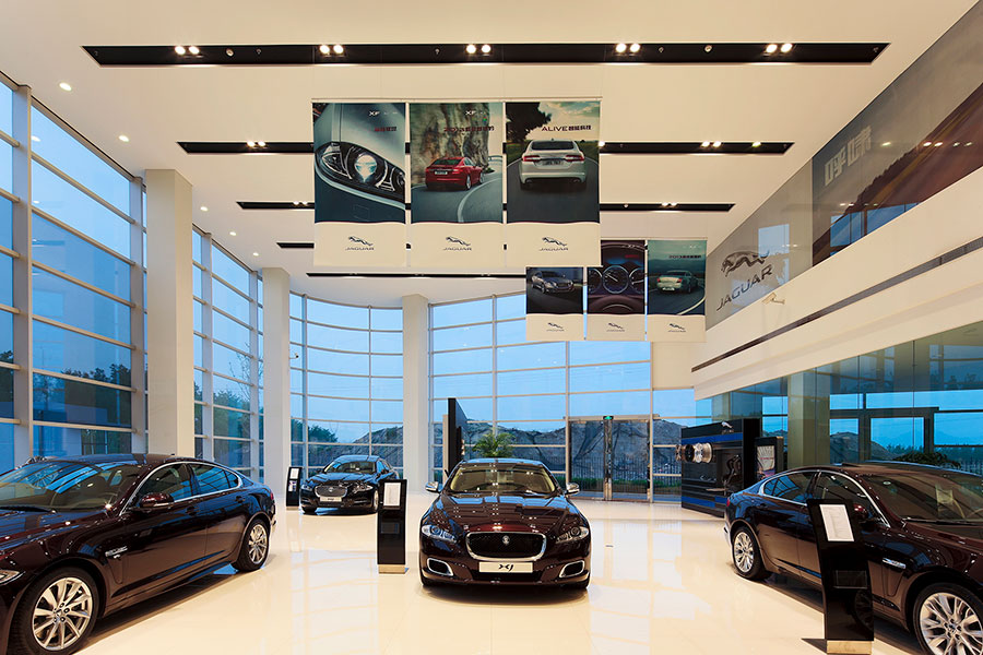 Visiting the Jaguar Land Rover city showroom, you can feel the fashion and grandeur of the building when you stop and look at it from a distance. It continues the consistent style of the brand's sales exhibition center. The building facade adopts a tough geometric block construction form, conveying resoluteness from the design language. Brand personality; the combination of stainless steel and glass curtain wall effectively enhances the modern flavor and transparency of the building, and displays the luxurious interior of the exhibition hall to the public at a glance. Even if customers are enjoying it outside, it can also arouse endless desire to drive. . In addition to the majestic image of the building, the precision multi-head spotlights provided by WAC created a beautiful and practical light environment effect for the exhibition hall. Considering that the 4S exhibition hall has a large building area, and the exhibition hall also carries multiple functions such as display, sales, leisure and office, the lighting design also carries out reasonable planning according to the needs of commodities, customers and internal administration - For products, let lighting become a "silent salesperson". With the help of light, the color and texture, features and details of the exhibition cars are enhanced, and in conjunction with Jaguar Land Rover's brand culture, its connotations can be interpreted and become more attractive. Then guide consumers' eyes and strengthen customers' purchase intention through visual marketing. For customers, create a good business atmosphere and a comfortable visual environment, use lights to play a guiding role, and use the contrast of brightness and color to attract customers' attention, giving them a sense of psychological euphoria, and then creating an impression on their favorite car models. Good impression and decision to buy. Showroom