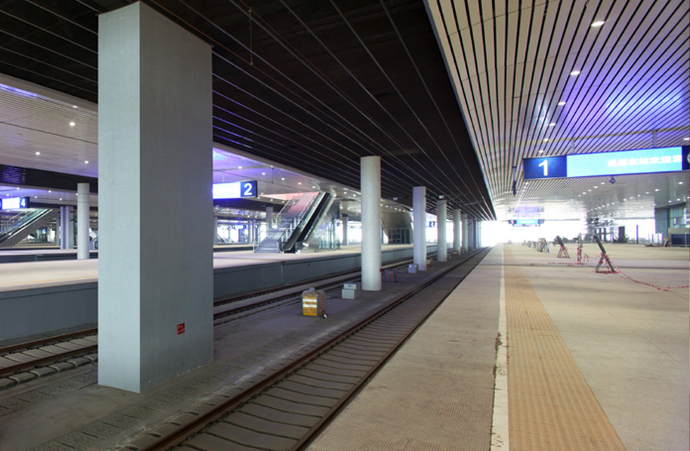 Among them, the guest room area is 108,000 square meters. The total height of the station building is 39 meters. In terms of design, Chengdu East Railway Station has introduced a large number of cultural elements. The entrances to the east and west squares have used bronze mask elements from Sanxingdui, and the roof has introduced the flame shape of the Sand Sun Bird. Platform