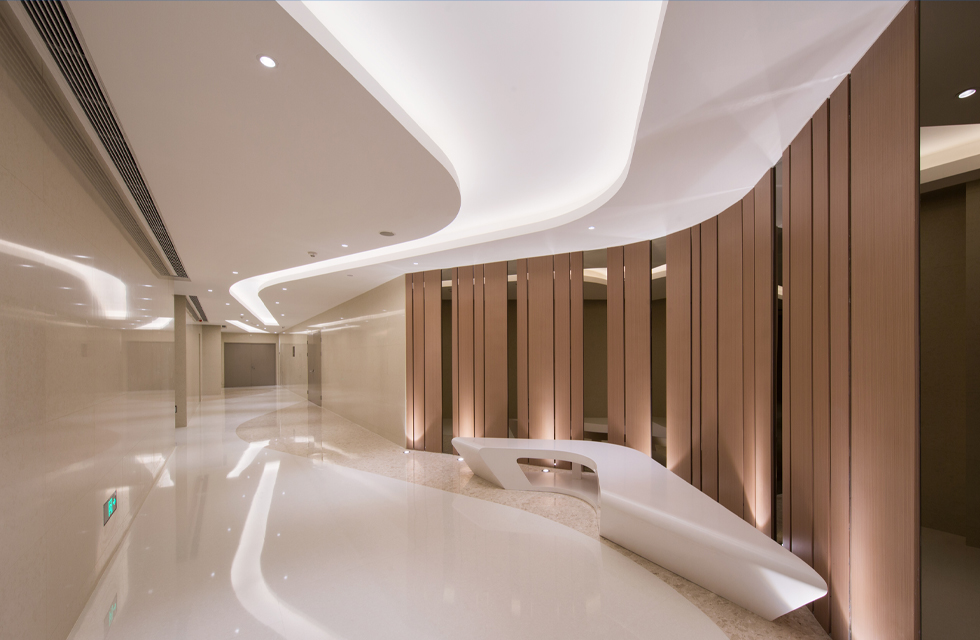 BPI Lighting Design Company is responsible for the lighting design of this project. WAC Lighting provided this project with high-efficiency PLANA downlights, energy-saving and environmentally friendly ELANA recessed downlights, and a large number of high CRI InvisiLED ® LED light strips to create the rhythmic curve of "Qingdao Waves" in the overall space. Public corridor