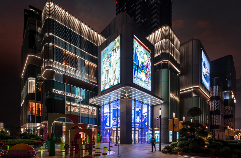 At night, the entire exterior facade of CITIC Plaza is composed of glass surfaces arranged at random, like a crystal magic box, fashionable, clear and full of fashion. Shanghai CITIC Plaza