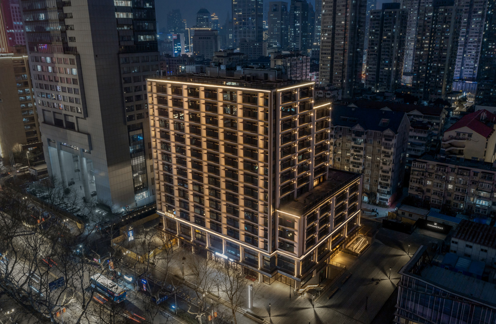 The facades are designed with solidity and depth to give a sense of timelessness and quality. Sand-coloured stone facades with bronze-coloured moldings were used to create a sense of texture and richness, and serve as a reference to the city of Nanjing's rich history. The sloping façade creates a clear shadow line on the facade, opening up the views from the apartment. The sloping stone facade is connected with two bronze horizontal metal sunshades to form a facade texture with a sense of depth and visual dynamics. Nanjing Yangtze River Meeting Panorama