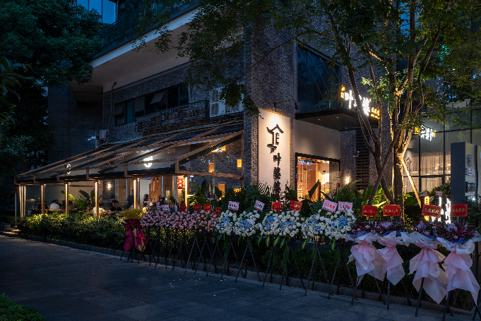 WAC Illuminates "Ye Popo" Restaurant in Chengdu