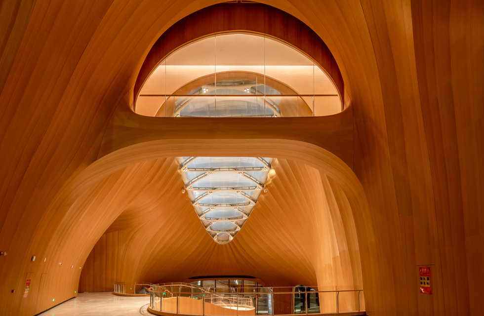 The exclusive SUBROSA patented invisible light technology is used, which well solves the problem of on-site glare control and is closely integrated with the top dome curtain wall structure. Interior Space